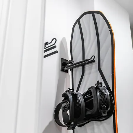 Modern Mountain Getaway Апартамент *